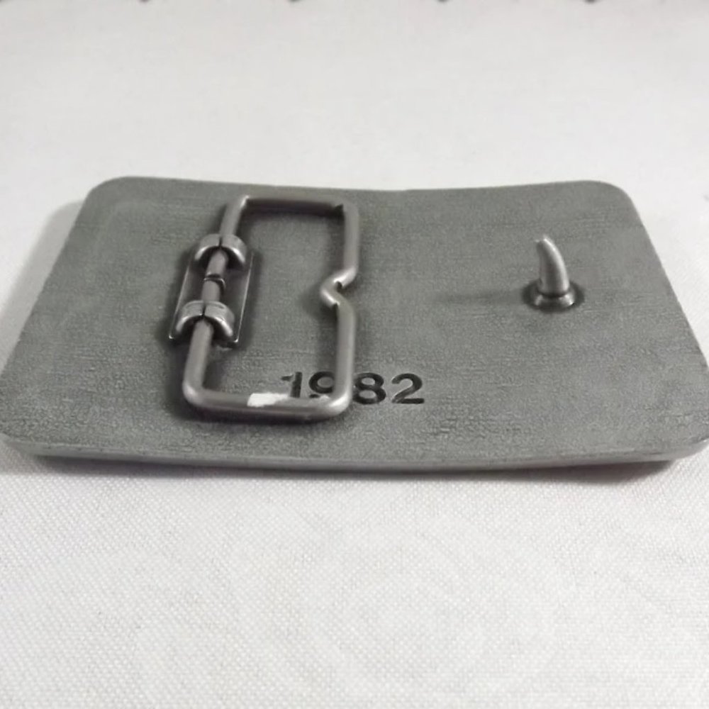 New Holland Reliable Canadian Farmer Belt Buckle - Picture 9 of 9